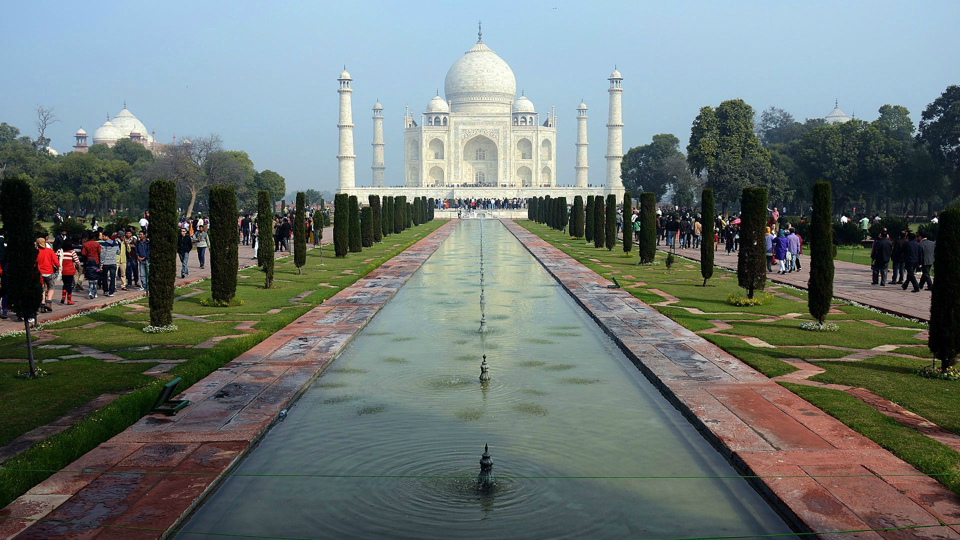 Taj Mahal - jeden z siedmiu cudów nowożytnego świata. Indyjskie Mauzoleum wzniesione przez Szahdżahana z Dynastii Wielkich Mogołów na pamiątkę ukochanej żony Mumtaz Mahal